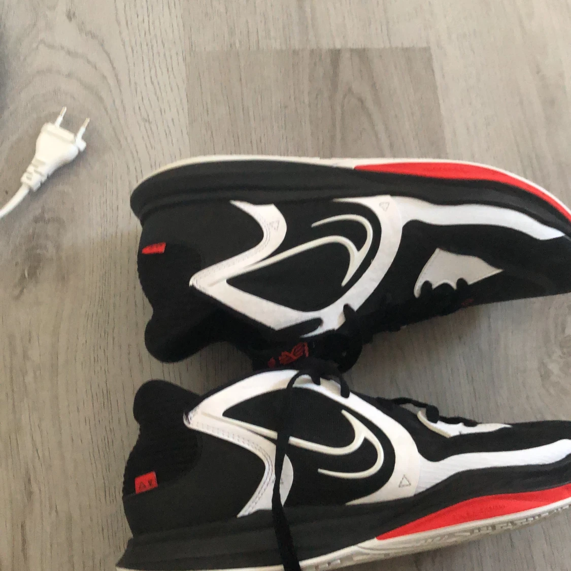 Kyrie Irving low 5 - 91