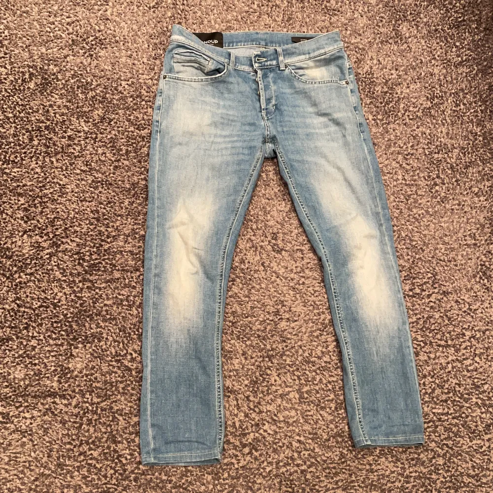 Tjena! Säljer nu mina sjukt snygga och eftertraktade dondup jeans i modellen George. Skicket är 9/10, nästintill nyskick och helt utan defekter! Tveka inte på höra av er vid frågor eller funderingar!. Jeans & Byxor.