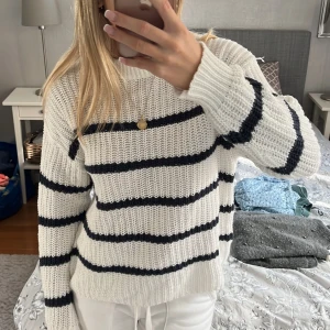 Randig stickad tröja - Randig stickad tröja från Lager 157💗 använd fåtal gånger och jättefint skick! Stl S! Ränderna är marinblå