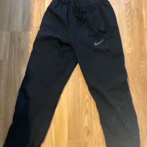 Nike drifit - Og Nike drafit, bra skick, litet hål på höger knä som ej syns så mycket 