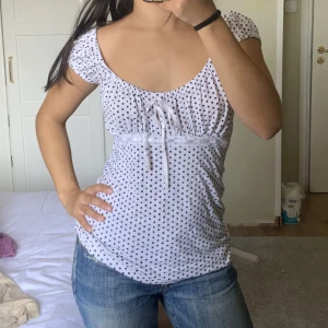 Prickig blus - En såså snygg topp i stretchigt material och är jättskön. Är jättesöt och är flattering på. Har en rosett och scrunchade puffiga ärmar. 💓 