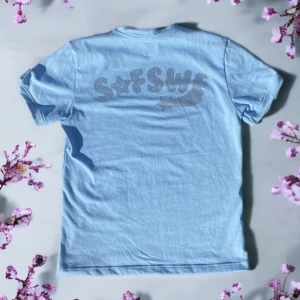 T-shirt  - Köpare står för frakt 