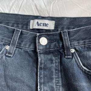 Ett par riktigt feta acne jeans med asskön navy blue wash. Säljer då de är för små för mig som är 190. Bra material men lite slitna, främst heeldrag och en del av tagen där bak sitter lite löst, därav lägre pris. Läs min bio. Dm för frågor och intresse