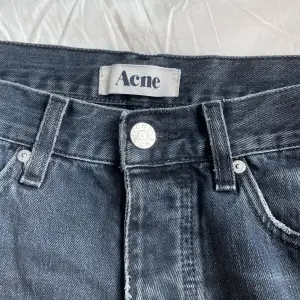 Ett par riktigt feta acne jeans med asskön navy blue wash. Säljer då de är för små för mig som är 190. Rätt skinny. Bra material men lite slitna, främst heeldrag och en del av tagen där bak sitter lite löst, därav lägre pris. Dm för frågor och intre