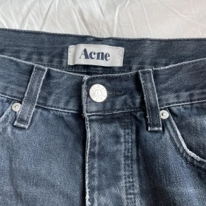 Acne jeans - Ett par riktigt feta acne jeans med asskön navy blue wash. Säljer då de är för små för mig som är 190. Rätt skinny. Bra material men lite slitna, främst heeldrag och en del av tagen där bak sitter lite löst, därav lägre pris. Dm för frågor och intre