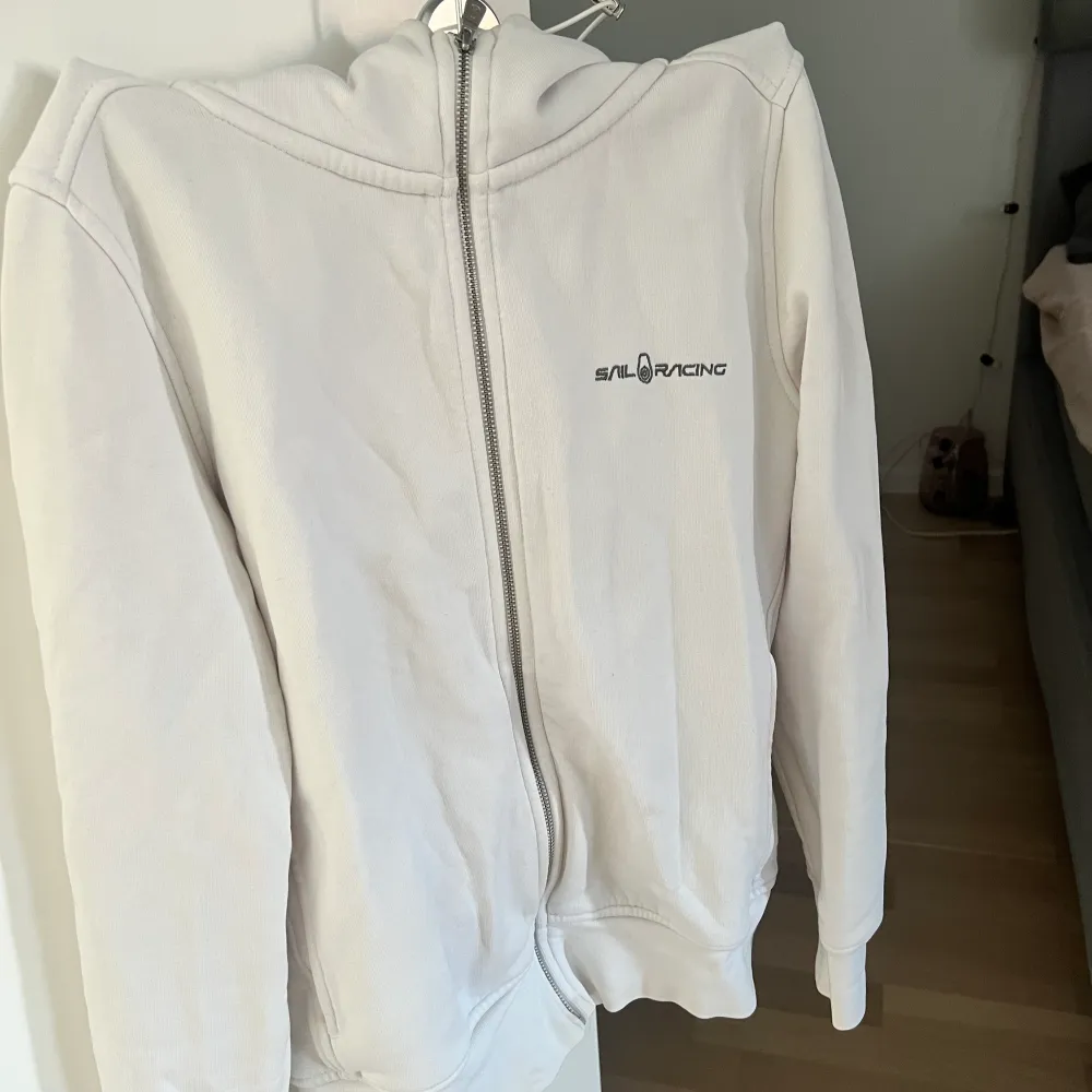 köpt för 1500, säljer för 550kr . Hoodies.