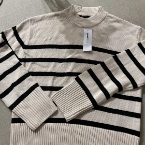 Helt ny randig stickad tröja! - Jag säljer denna randiga och helt nya tröjan från Gina! Prislappen sitter kvar. Super trendig och snygg. Den har aldrig kommit till användning & köptes förra året vilket innebär att den inte längre finns i Gina Tricots sortiment. 