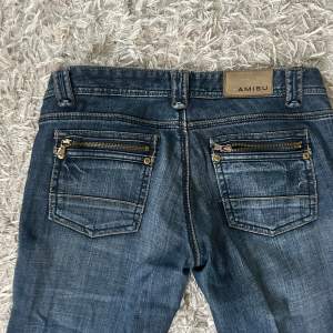 Säljer dessa lågmidjade jättesnygga jeans som tyvärr är för korta. Midjemått: 38 Innerbenslängd:83