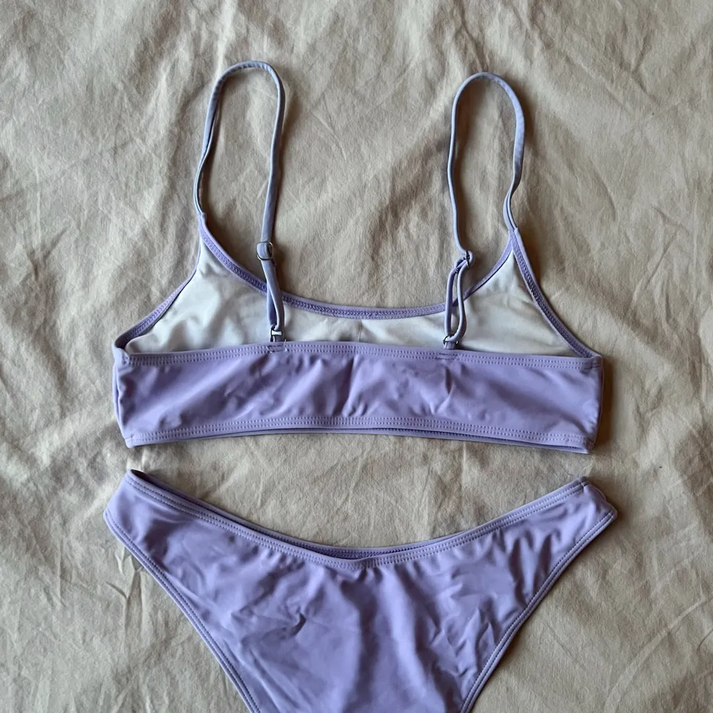 Fin ljuslila bikini i sportigare modell och mjukt material, reglerbara band! Den är i nyskick, säljer då jag har andra bikinis jag använder mer 💜Köparen står för frakt 💜. Övrigt.