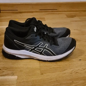 Skor märke Asics  - Fint skick 