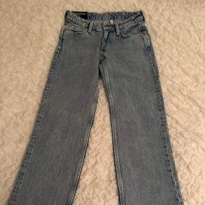 Superfina lågmidjade jeans från weekday💕 Helt oanvända!! Lappen är kvar Säljer dom för att dom är för små för mig. Nypris är 590kr🥰