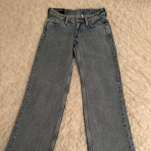 Lågmidjade jeans  - Superfina lågmidjade jeans från weekday💕 Helt oanvända!! Lappen är kvar Säljer dom för att dom är för små för mig. Nypris är 590kr🥰