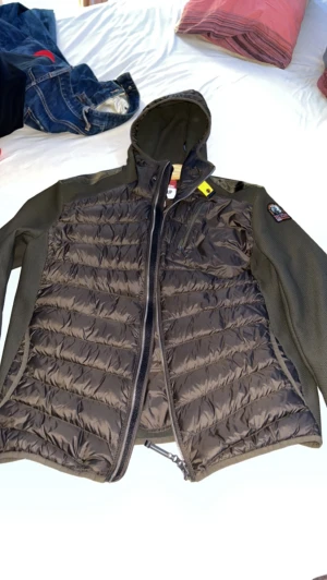 Parajumper passar L - Fint skick och unik colour way