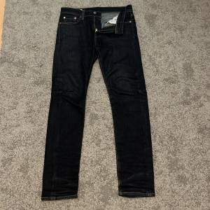 Säljer mina Levis jeans, den har varit andvända men är nu för små. De är en 510 slim fitted modell.