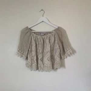 Blus - Super gullig blus med en ”extra” top inuti från Hunkemöller. Storlek S. Använd 1-2 gånger så den är i nyskick.