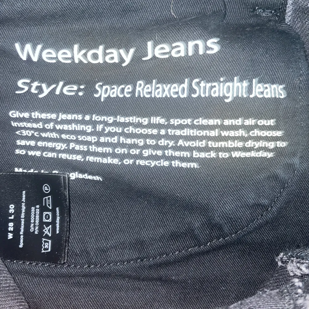 Jeansen från weekday köptes i mitten av augusti för 600 och har inte används många gånger då dem är för stora för mig. Storleken på jeansen är 28/30. Pris kan diskuteras. . Jeans & Byxor.