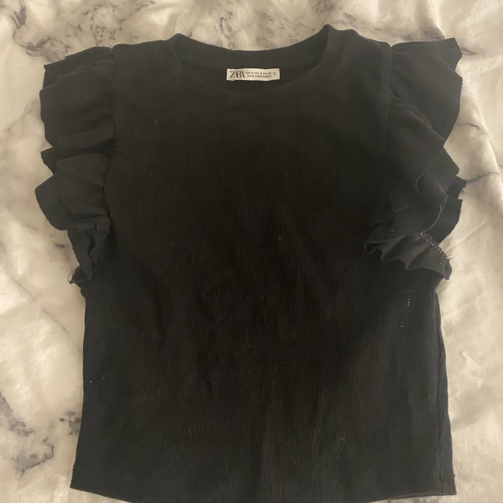 Jättefin Volangtopp från zara i mycket bra skick. Användes mycket förra sommaren men inte nåt mer sen dess. Köptes på zaras hemsida för 119kr men finns inte kvar. Storlek S men passar Xs också💓. Yläosat.