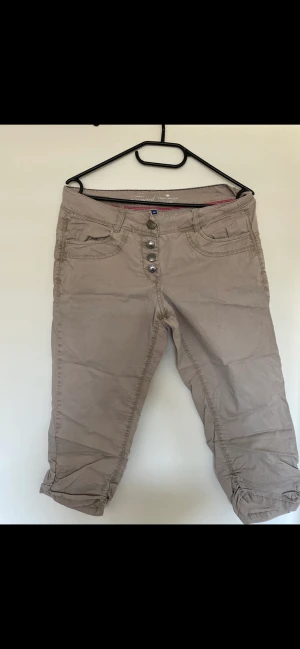 Capribyxa strl s  - Bra skick Capribyxa beiga  Trekvartsbyxa i svalt mtrl   !!! 🤩☀️🤗