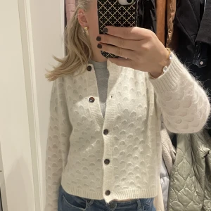 Stickad Kofta - Stickad kofta från zara!! Väldigt skön och använd fåtal gånger