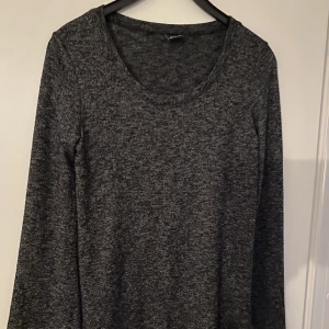 Melerad Tröja strl 34  - Aldrig använd,  endast tvättad så fint skick  Trumpet armar  