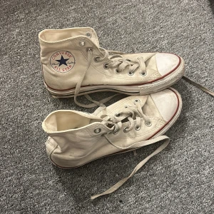 Converse  - Vita converse i använt skick❣️