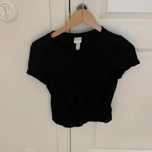 T-shirt  - Croppad T-shirt med fast knut.