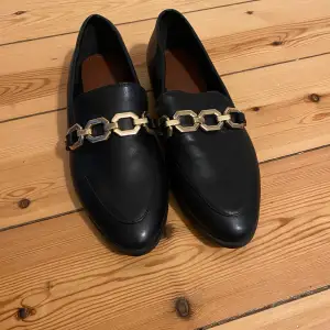 Oanvända svarta loafers från HM. Storlek 36. Säljes pga flytt 💓