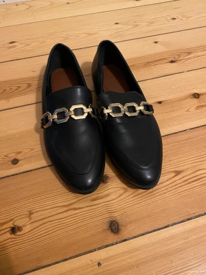 Oanvända svarta loafers strl 36 - Oanvända svarta loafers från HM. Storlek 36. Säljes pga flytt 💓