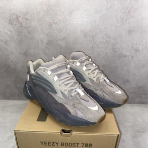 Yeezy 700 tephra - Yeezy 700 i skick 8/10 dom är köpta från första ägaren. Paret är från 2019 men inga tecken på åldring.