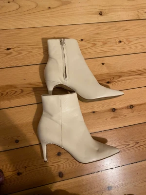 Beiga boots strl 36  - Beiga boots med klack från HM. Använda en gång. Storlek 36. 