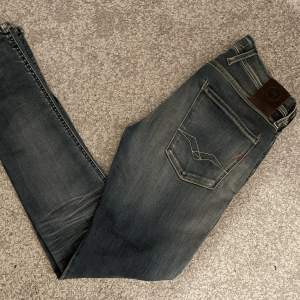 Säljer mina replay jeans i modell ”anbass”! De är 28 i waist 32 i midja, superfin passform och otroligt skönt material.
