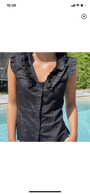 Topp - Säljer denna coola topp som jag köpte på plick. Den är i bra skick och storlek s!🩷🩷