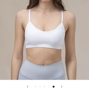 Sport-bh från Ryvelle - Supersmickrande och tjusig sport-bh som tyvärr blivit för liten.. Materialet känns magiskt och är av riktigt bra kvalitet🥰 Använt skick men har knappt använts alls så inget annat än en riktigt trevlig sport-bh helt enkelt👏🏼👏🏼  