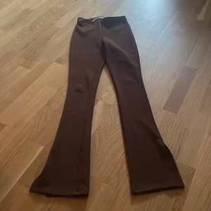 Bruna byxor  - Bruna bootcut byxor från Zara med en slit nedtill. 