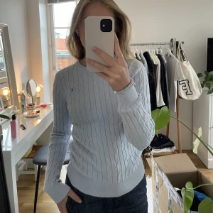 Stickad Gant sweater - En gullig ljusblå kabelstickad tröja från Gant som sitter som ett smäck🌟 Storlek XS men passar även S, Knappt använd och i nyskick🌸