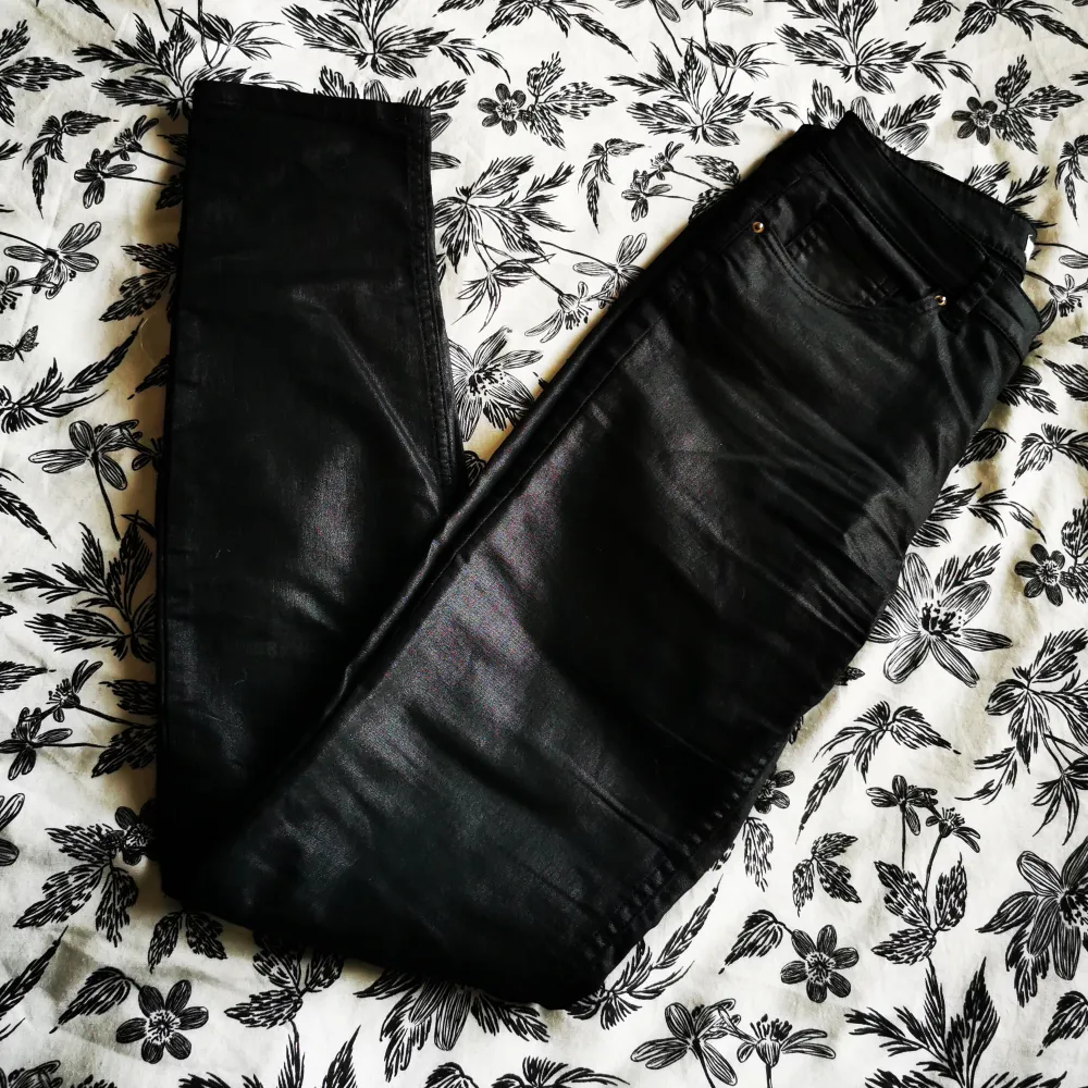 Black gummed jeans from H&M size 36. Like new . Jeans & Byxor.