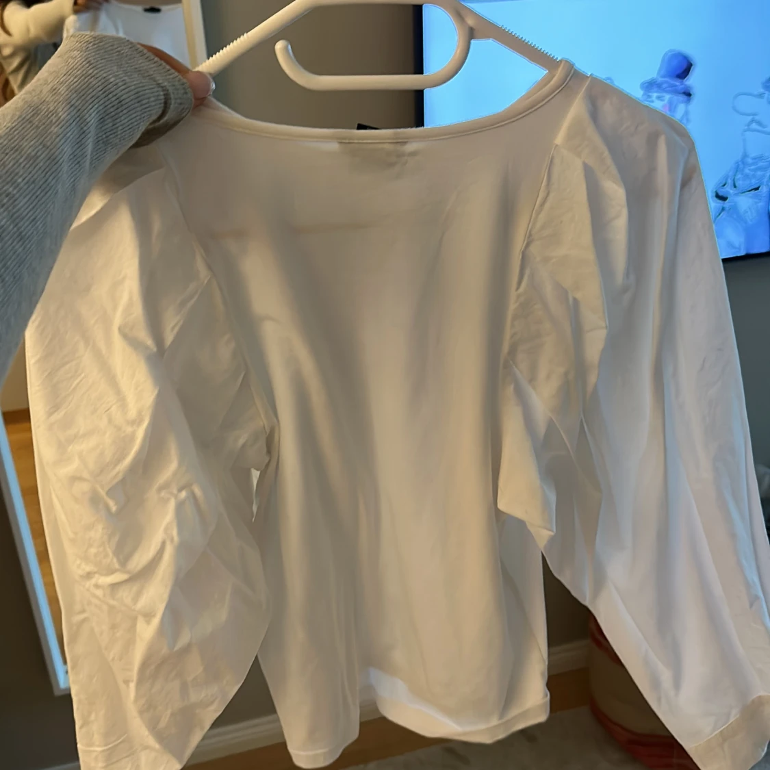 Vit tröja med ballongarm