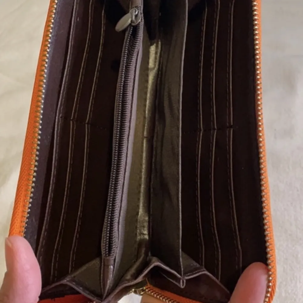 Vacker Michael kors plånbok, aldrig använd.. Accessoarer.