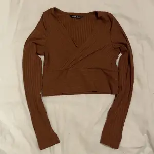 Urringad brun tröja, i nyskick🥰 Frakt tillkommer📦