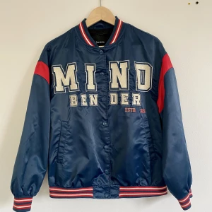 Collegejacka / baseballjacka - Fin jacka i storlek small. Mycket gott skick!