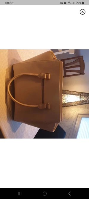 Väska - Säljer denna jätte fina helt oanvända dondonna väska! Säljer matchande plånbok också men den har två fläckar! Köp båda för 350! Dom är vit biege