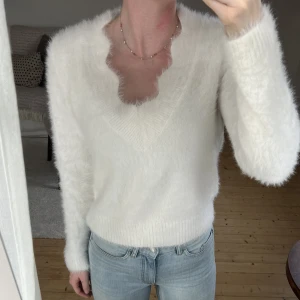 Vit tröja - Mjuk och mysig vit tröja från HM. Fin detalj vid dekolletaget.