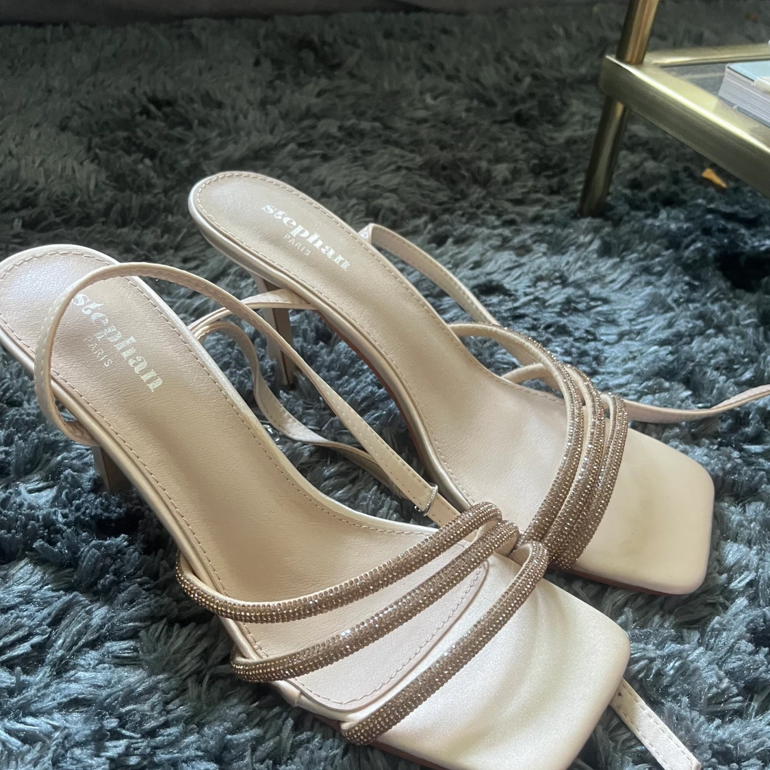 Fina låga klackar med guld detaljer  - 91