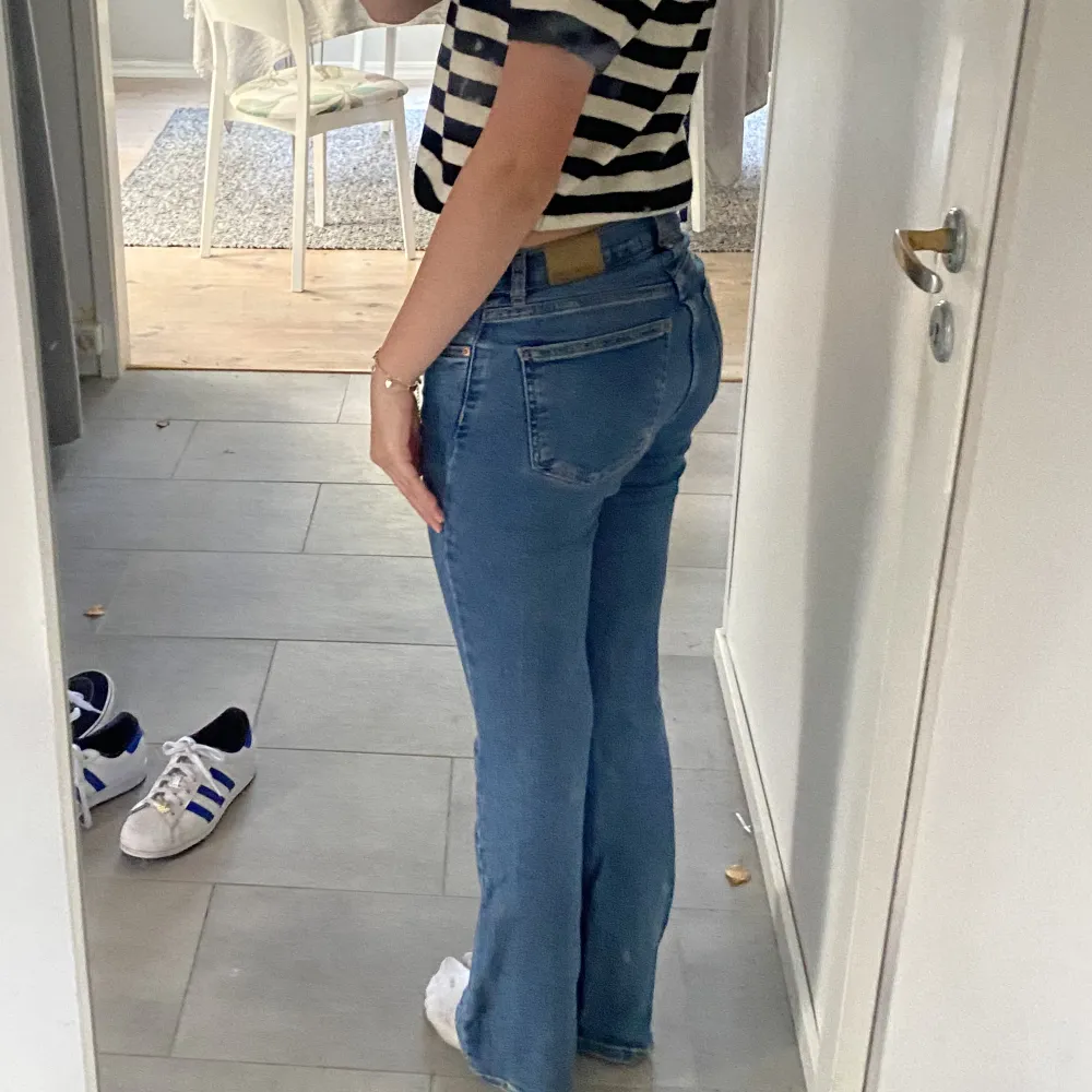 Snygga lågmidjade jeans från Gina Tricot.  Storlek 34 och passar i längden på mig som är ca. 167. Skriv om du är intresserad eller vill ha fler bilder❤️. Jeans & Byxor.