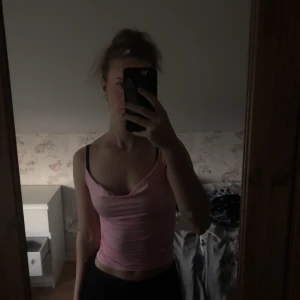 Rosa topp - Supersnyggt rosa linne som passar till allt, har använt endast en gång🫶🥰