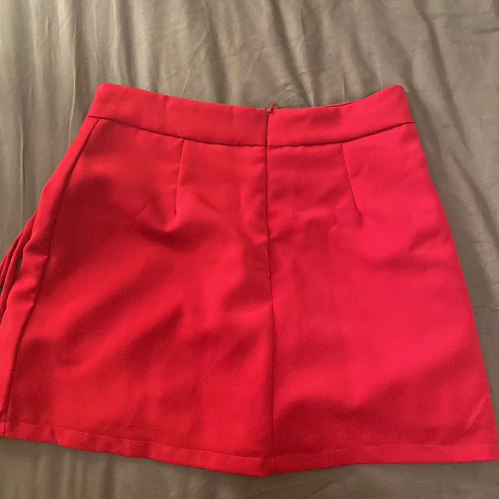 fin röd kjol, använder dock aldrig. den har en dragkedja där bak❤️bra matrial och inga fel. strlk s. använd färna köp nu men skriv innan ❤️. Kjolar.