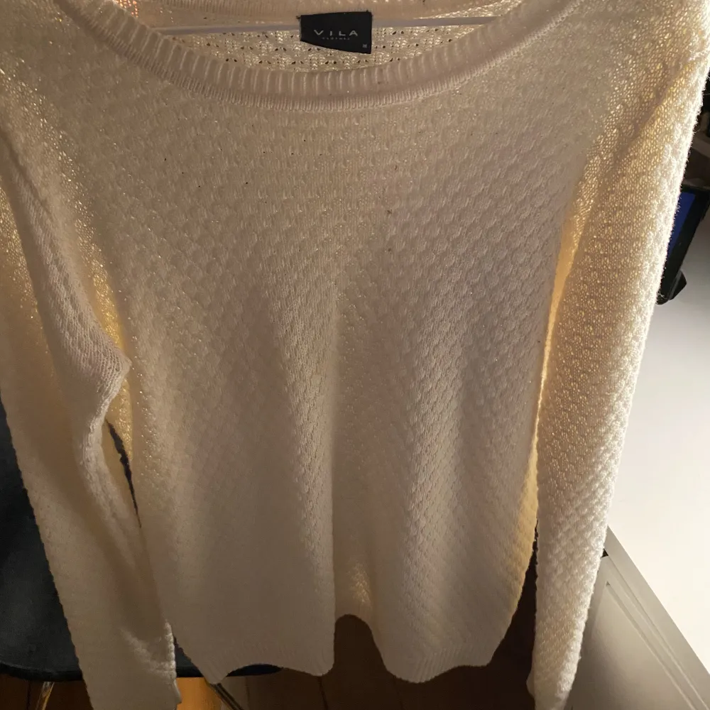 En superfin tröja från vila i strlk M. Den är benvit/beige. Superbra skick, knappt använd🤩. Tröjor & Koftor.