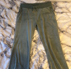 Juicy byxor - Säljer dessa jättesköna ljusgröna juicy byxor då de inte kommer till användning längre. Inga defekter. Säljer inte under 300