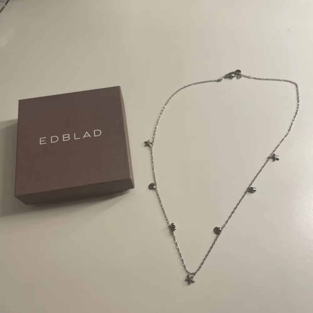 Ett jätte fint halsband ifrån Edblad med havs tema🌊 säljer pågrund av att jag har bytt till guld 💕 . Accessoarer.