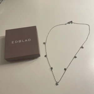 Halsband Edblad  - Ett jätte fint halsband ifrån Edblad med havs tema🌊 säljer pågrund av att jag har bytt till guld 💕 